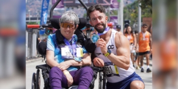Eric y su madre Silvia, diagnosticada con esclerosis múltiple, completan la Maratón de Medellín