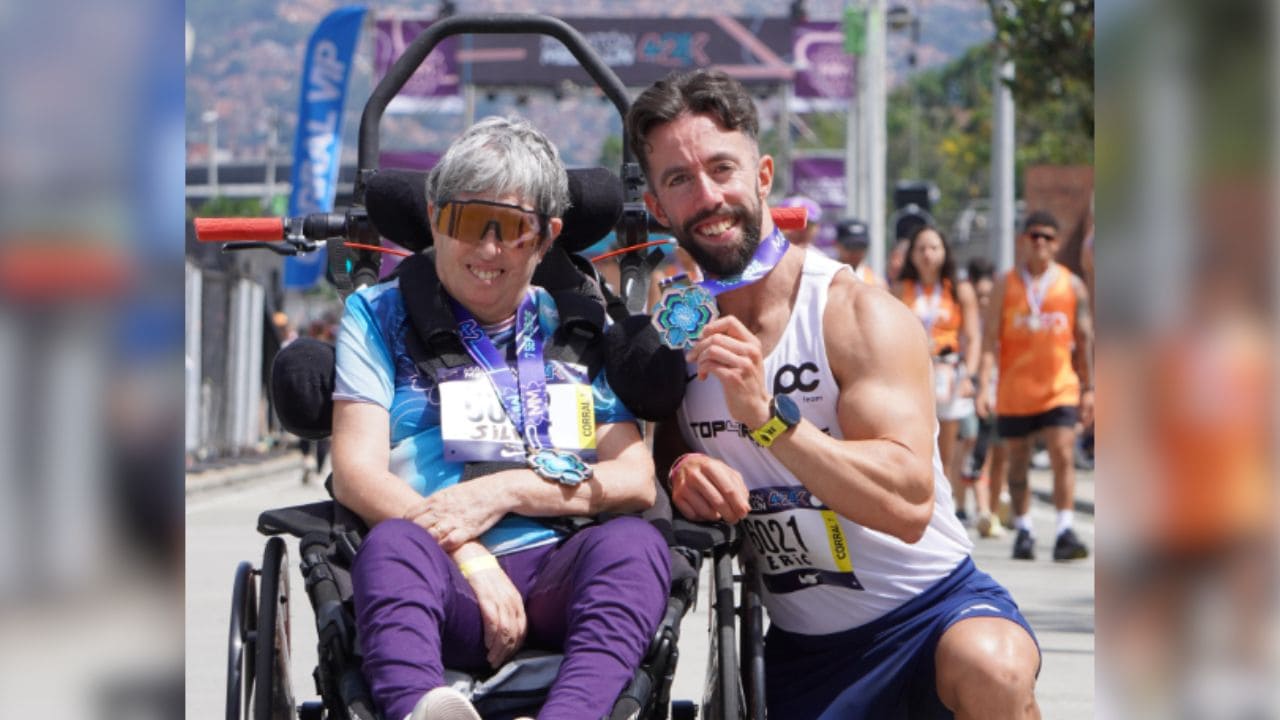 Eric y su madre Silvia, diagnosticada con esclerosis múltiple, completan la Maratón de Medellín
