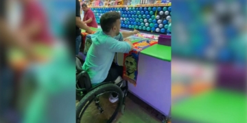 Joven con discapacidad muestra algunos problemas de accesibilidad en la Feria de Almería