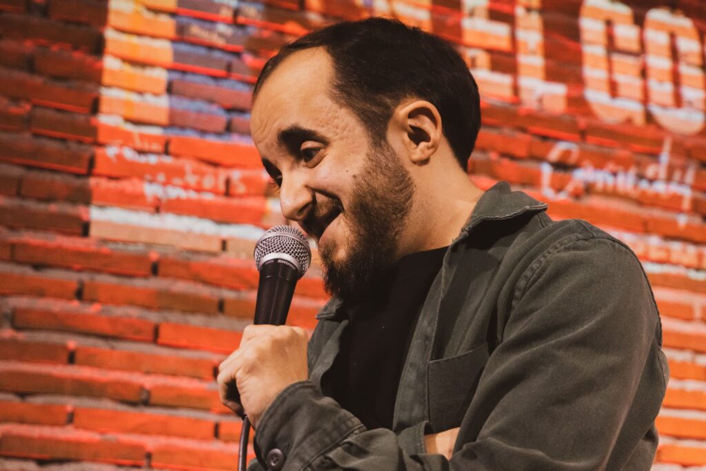 Felipe Mateos, cómico de 29 años con osteogénesis imperfecta: «Reírnos de lo que duele también es una forma de entender la vida»