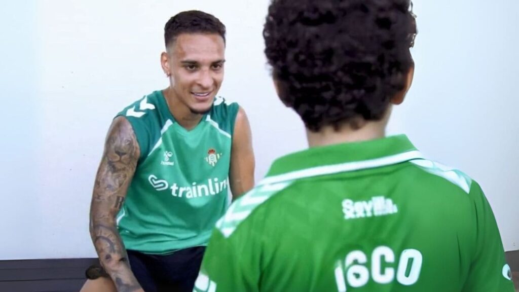 Los jugadores del Real Betis cumplen el sueño de Gonzalo, un pequeño con Leucemia