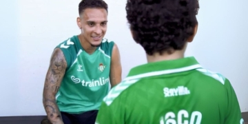 Antony, jugador del Real Betis, junto a Gonzalo