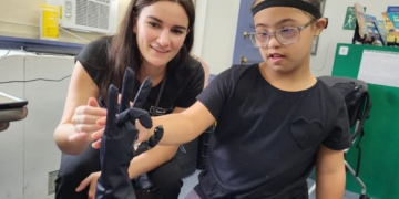 Sistema robótico que permite a las personas sordociegas acceder a la comunicación en tiempo real