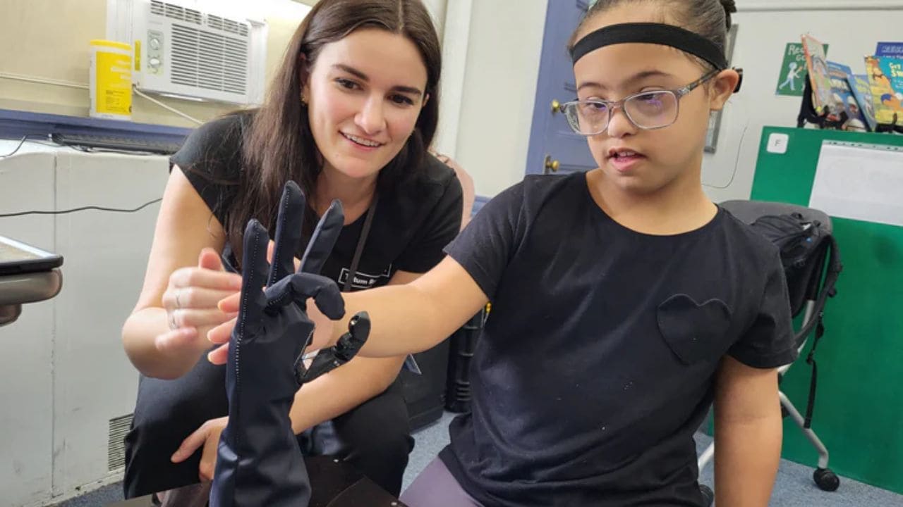 Sistema robótico que permite a las personas sordociegas acceder a la comunicación en tiempo real