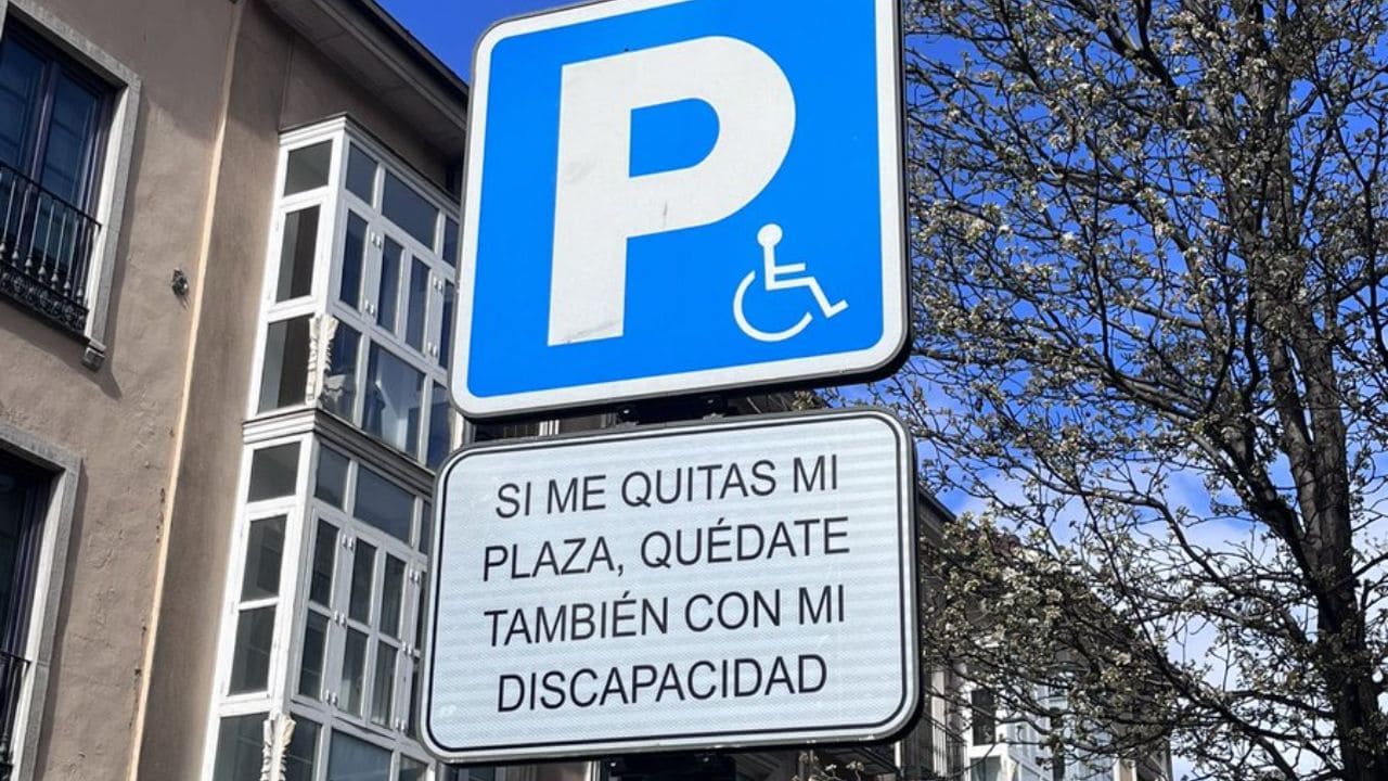 Mensaje de concienciación en las plazas PMR de aparcamiento
