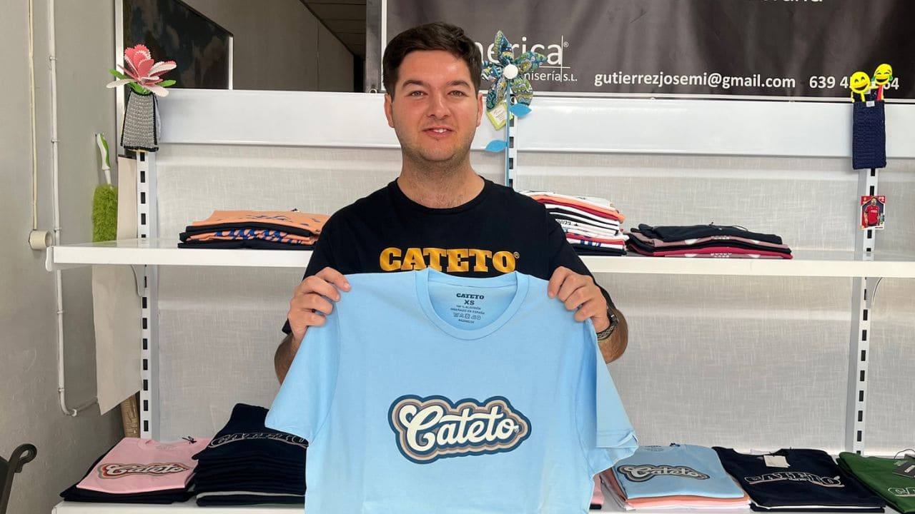 Miguel Ángel, un "cateto con estilo" y discapacidad física e intelectual que ha creado su propia marca de ropa