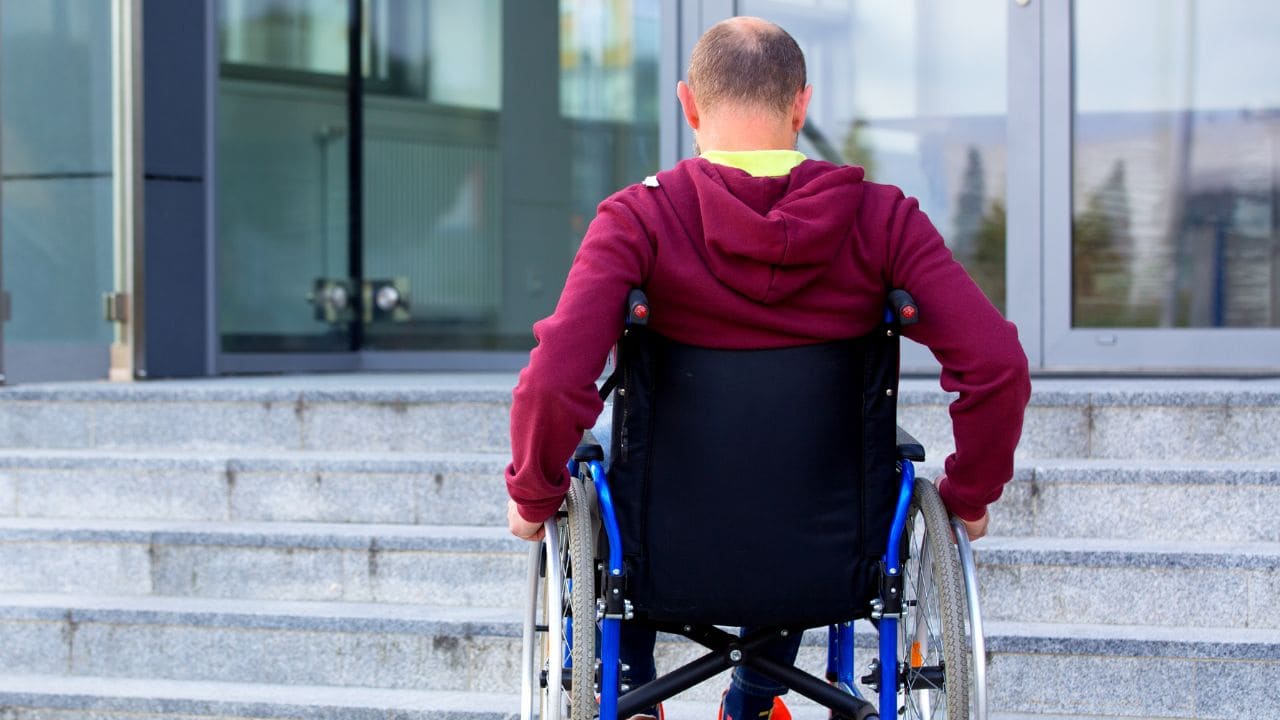 COCEMFE exige garantizar una movilidad accesible y libre de barreras para todas las personas en España