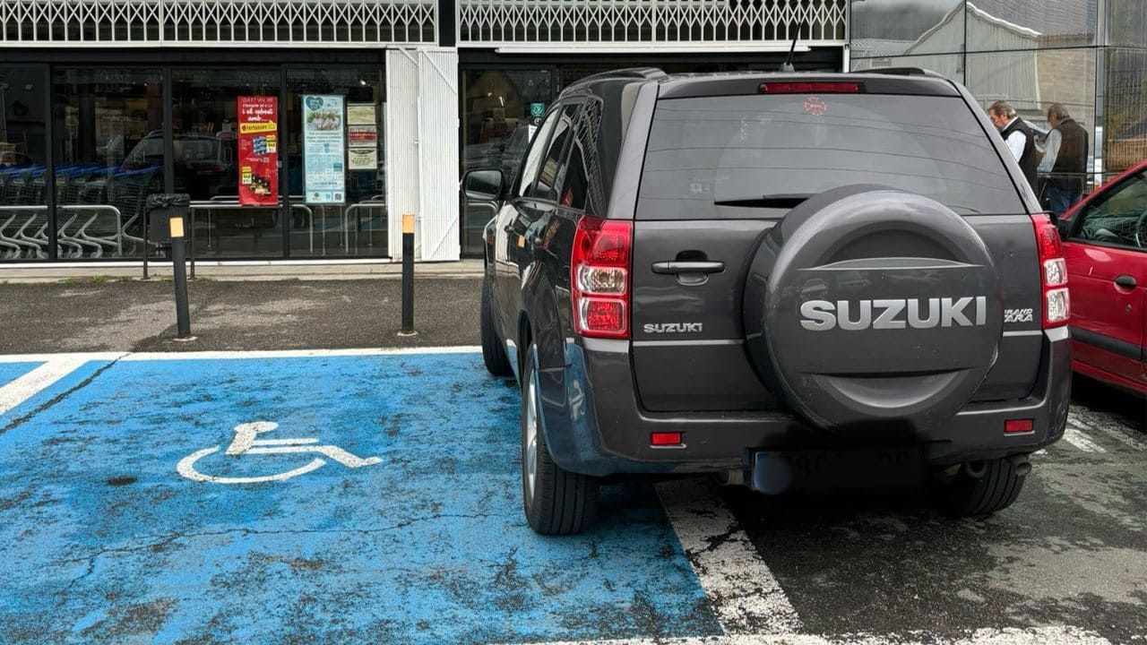 Uso inadecuado de una plaza de aparcamiento PMR