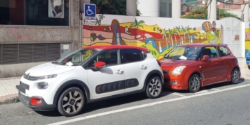 Dos conductores aparcan indebidamente en plazas reservadas PMR