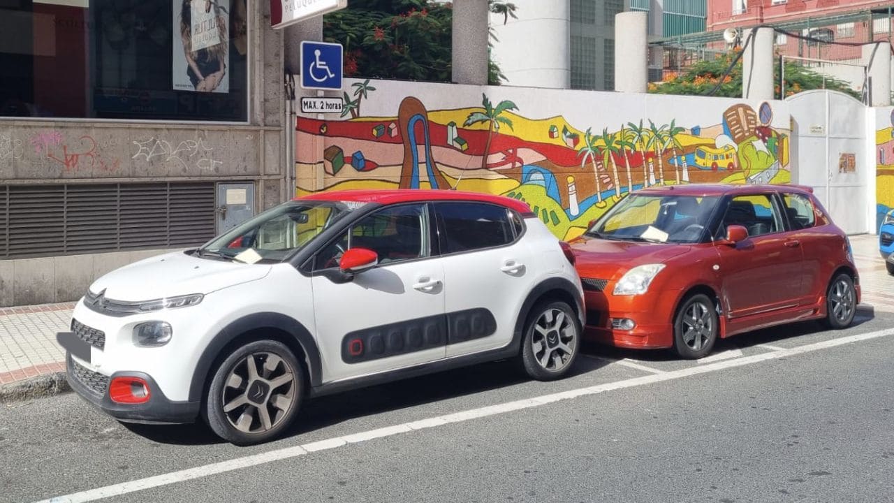 Dos conductores aparcan indebidamente en plazas reservadas PMR