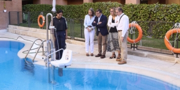 El Ayuntamiento de Madrid instala una grúa fija en piscina comunitaria para personas con movilidad reducida
