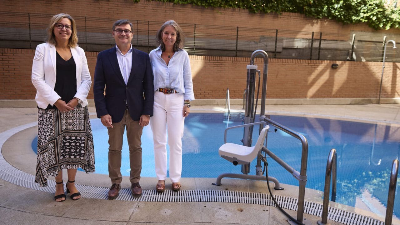 El Ayuntamiento de Madrid instala una grúa fija en piscina comunitaria para personas con movilidad reducida