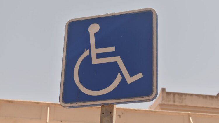 Denuncian a usuario por utilizar la tarjeta de estacionamiento PMR de su padre fallecido