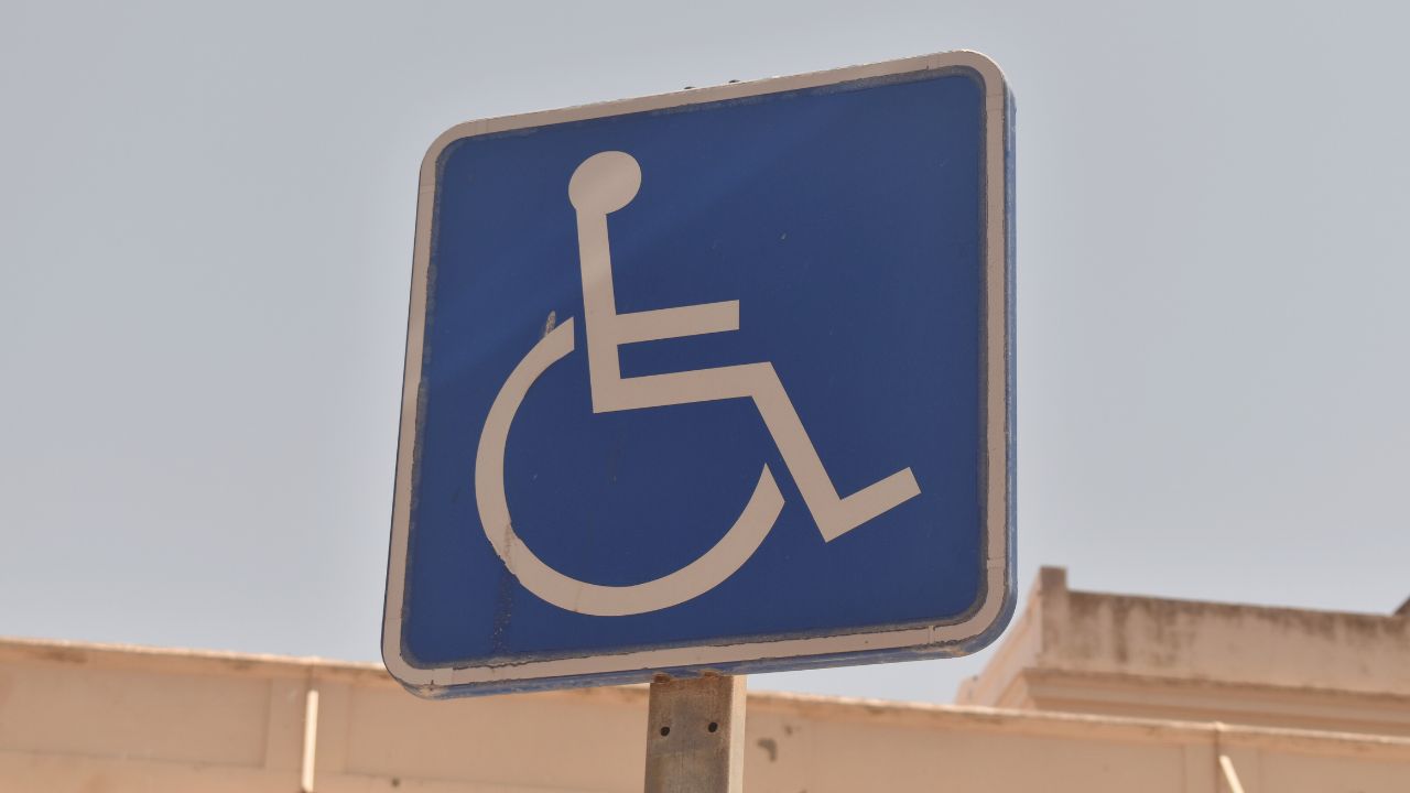 Denuncian a usuario por utilizar la tarjeta de estacionamiento PMR de su padre fallecido