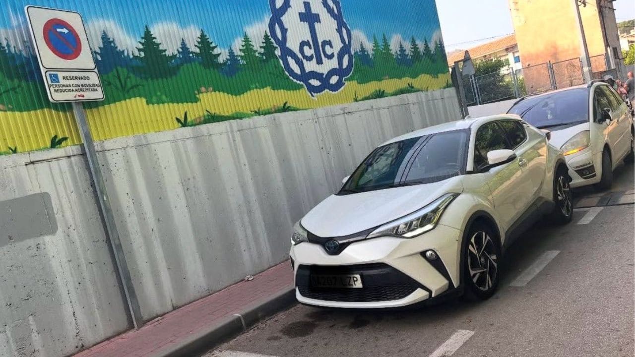 Denuncian el mal uso constante en la plaza PMR en el colegio Villa Pilar de Murcia
