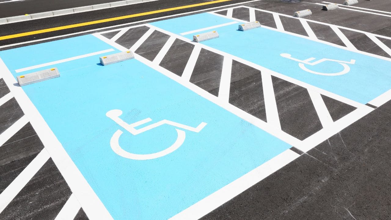 AsoPMR crea un manual rápido para contestar a las personas que aparcan en plazas PMR sin acreditación