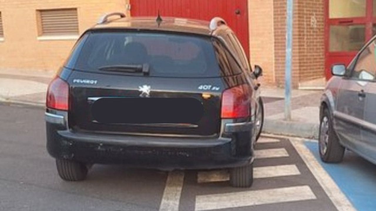 Las rayas blancas junto a las plazas PMR se respetan