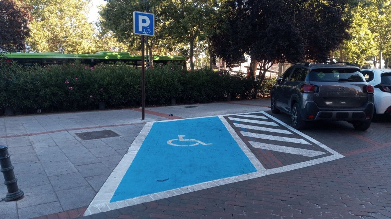 Ciudadano inicia una recogida de firmas para respetar las plazas de aparcamiento PMR