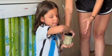 Romeo, niño ciego, leyendo la información de productos en braille