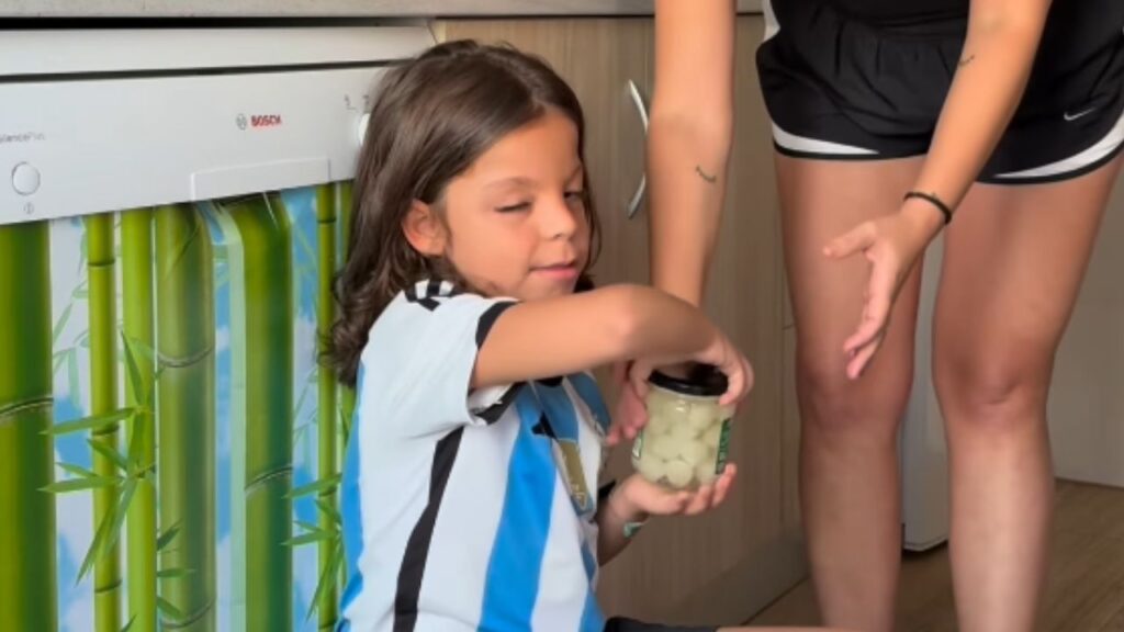 La madre de un niño ciego muestra la importancia de que los productos de supermercados cuenten con información en braille