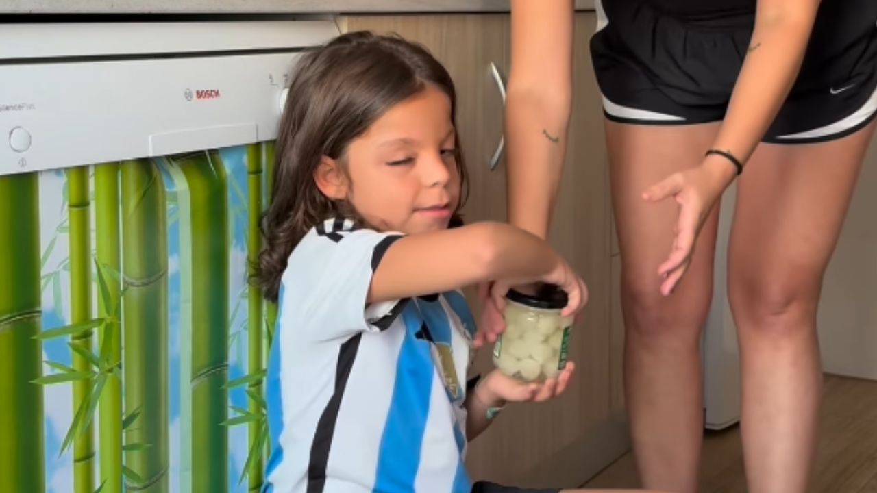 La madre de un niño ciego muestra la importancia de que los productos de supermercados cuenten con información en braille