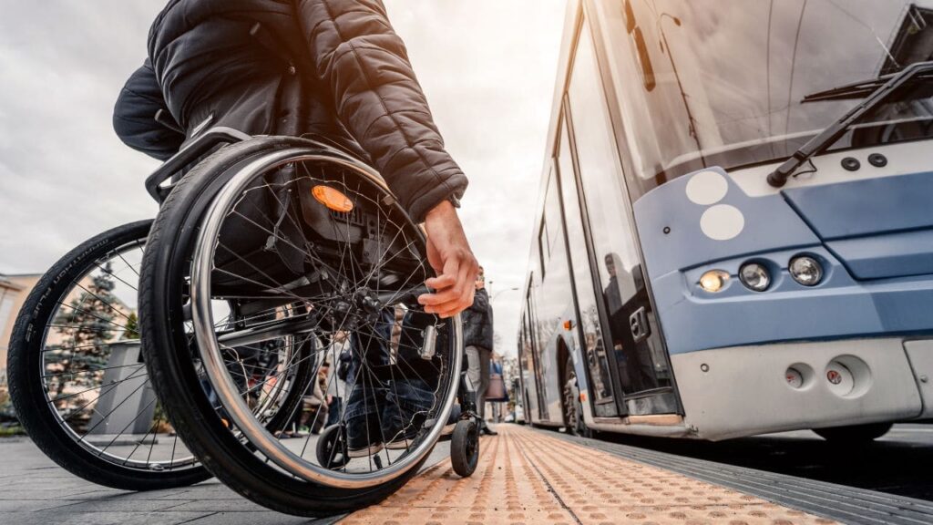 COCEMFE reclama garantizar el turismo inclusivo en España para las personas con discapacidad