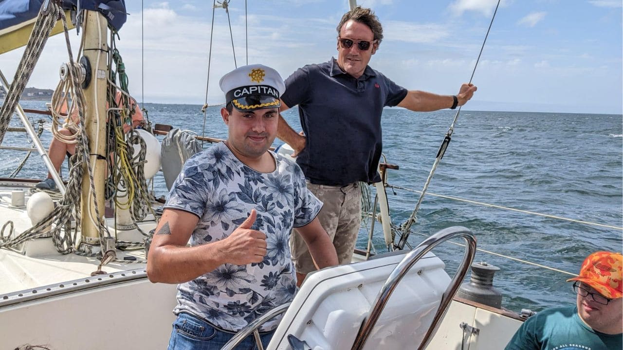 Personas con discapacidad navegan por la ría de Camariñas en Galicia gracias a GAVEA