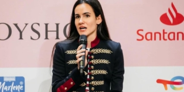 Alba García, atleta ciega, muestra como se desplaza en el metro de Madrid: "Con mi bastón y utilizando algunos trucos"