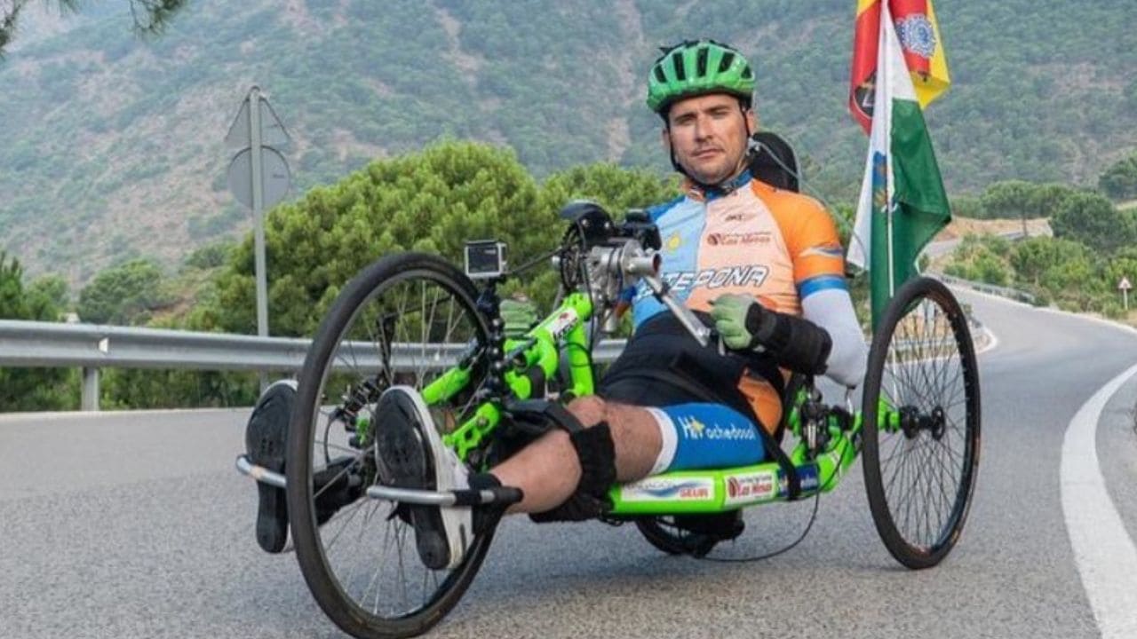 Alejandro Navarro, primer deportista con un 92% de discapacidad en completar La Desértica de Almería