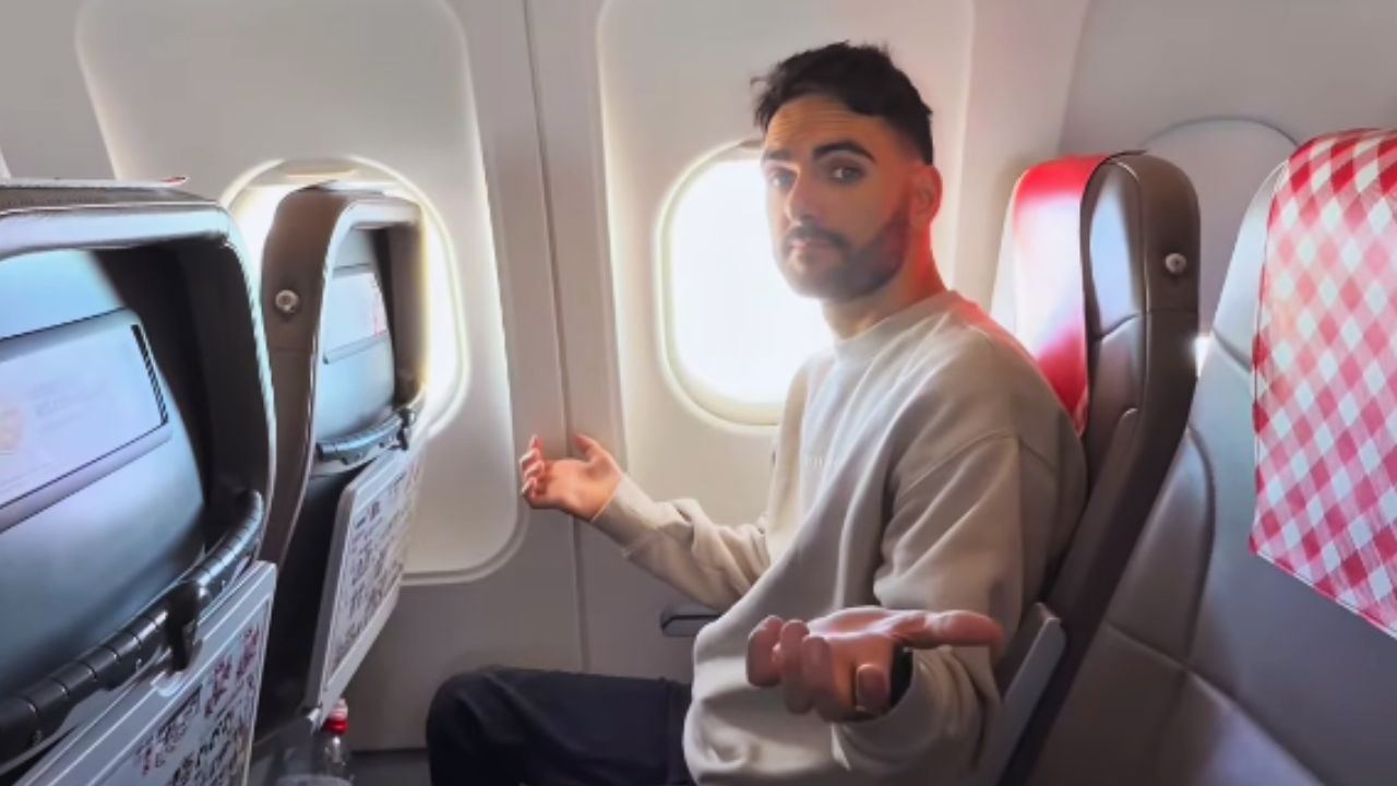 Ander Arteaga muestra los problemas de las personas en silla de ruedas para ir al baño en un avión