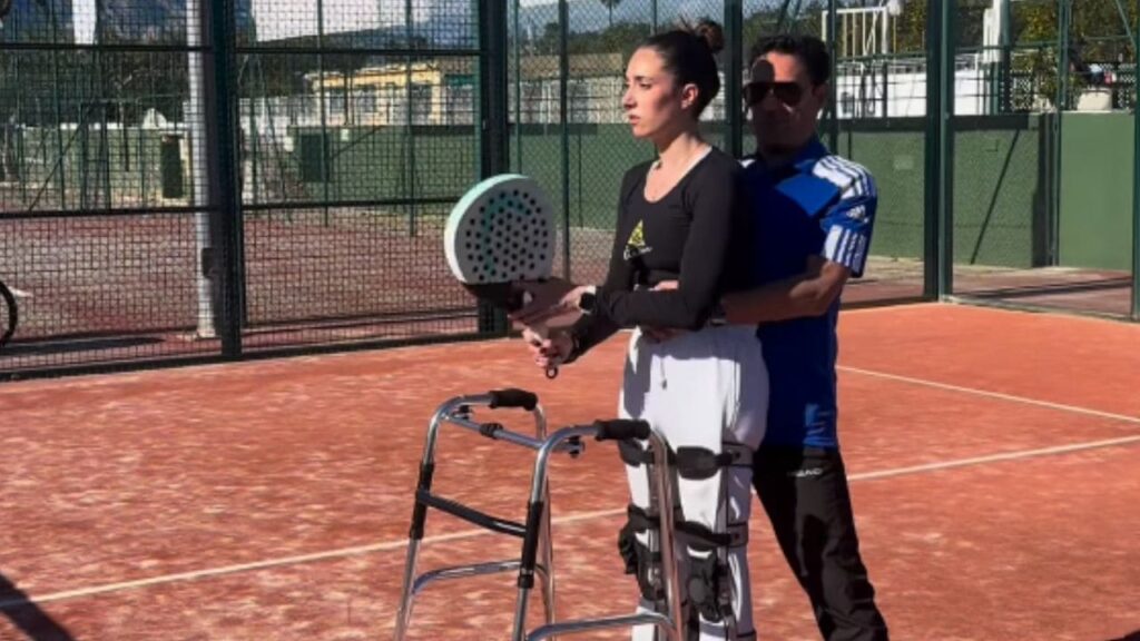 Andrea Pérez comienza a dar sus primeros pasos tras sufrir una lesión medular: «Me dijeron que no volvería a andar»
