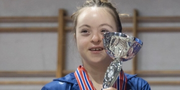 Ángela Mora, gimnasta con sìndrome de Down, logra dos medallas de oro su primera competición internacional