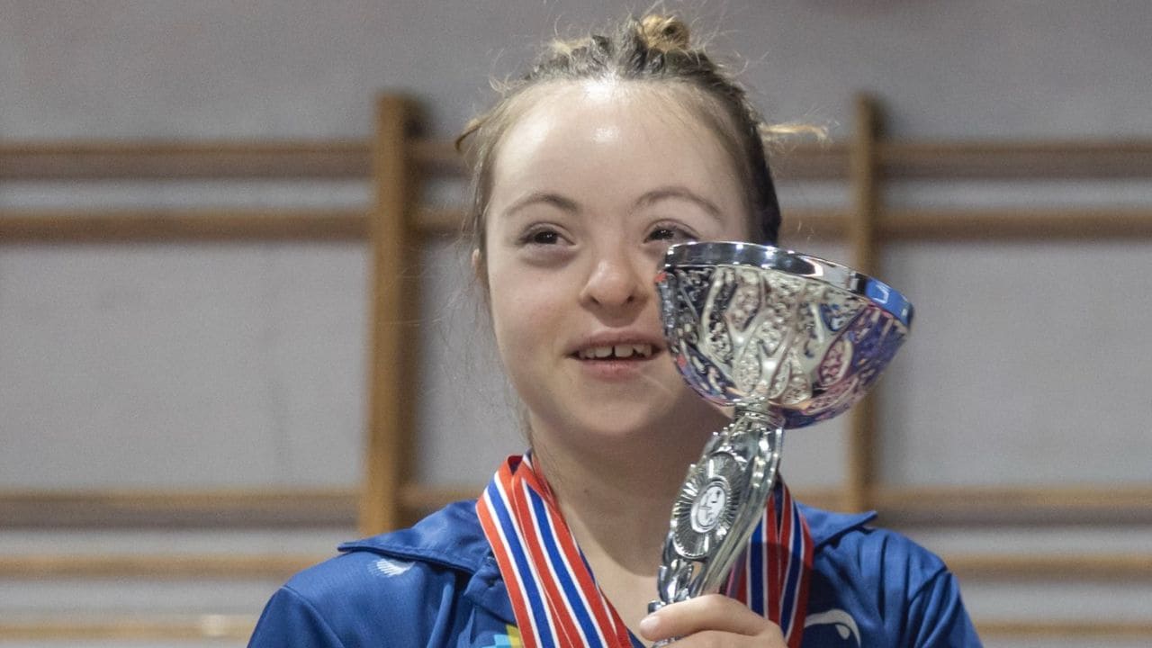 Ángela Mora, gimnasta con sìndrome de Down, logra dos medallas de oro su primera competición internacional