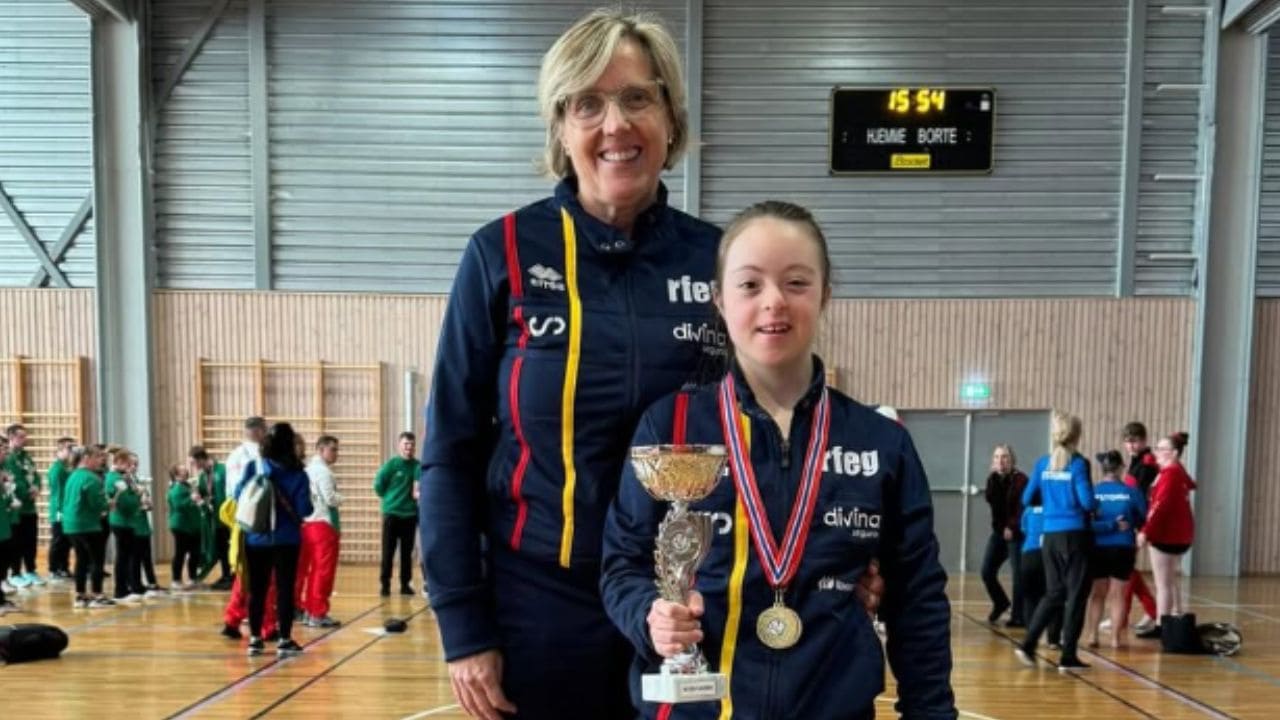 Ángela Mora, gimnasta con sìndrome de Down, logra dos medallas de oro su primera competición internacional