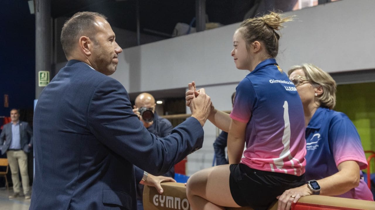 Ángela Mora, gimnasta con sìndrome de Down, logra dos medallas de oro su primera competición internacional