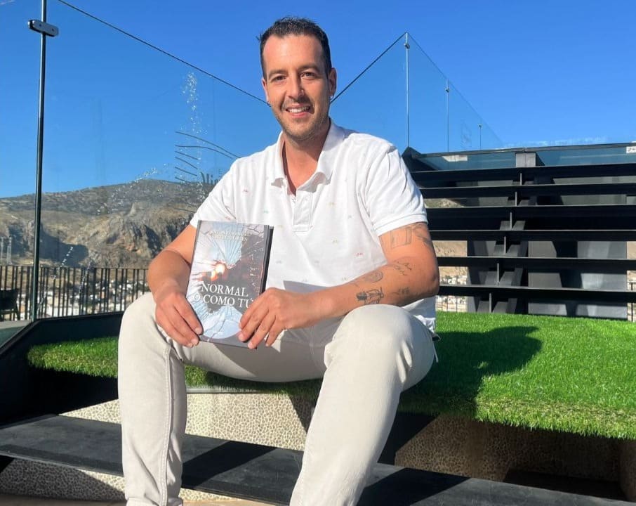 Antonio Manuel Cáceres, con su libro 'Normal o como tú' en Loja