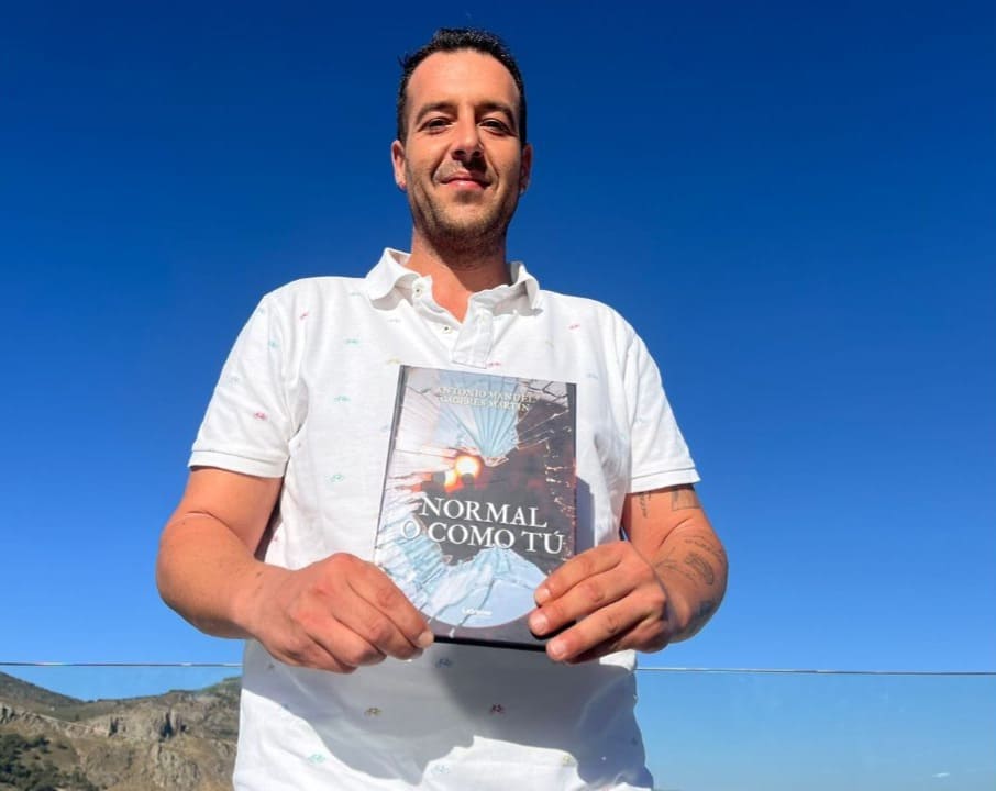 Antonio Manuel Cáceres, con su libro 'Normal o como tú' en Loja