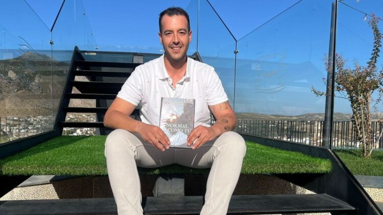 Antonio Manuel Cáceres, con su libro 'Normal o como tú' en Loja discapacidad