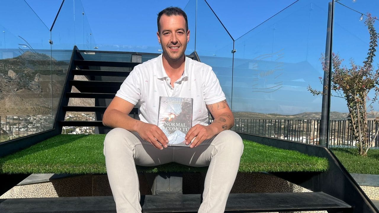 Antonio Manuel Cáceres, con su libro 'Normal o como tú' en Loja discapacidad