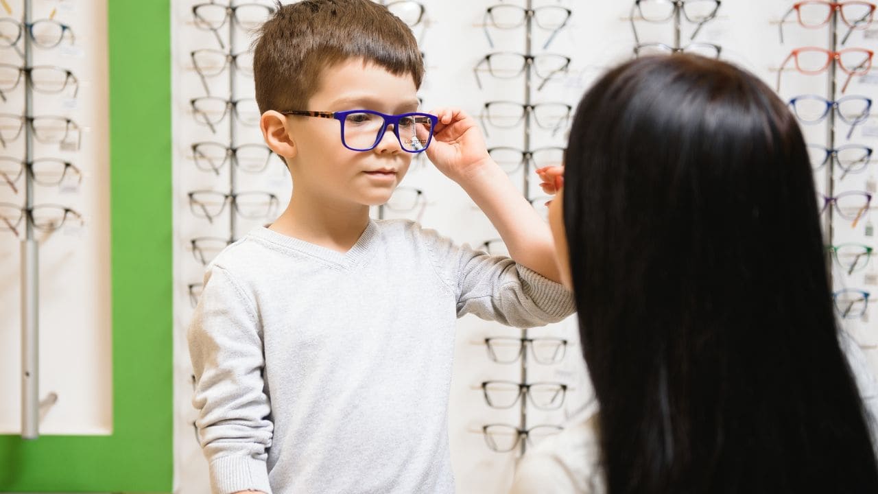 El Gobierno de España aprueba una ayuda de 100 euros para la compra de gafas y lentillas para menores de 16 años