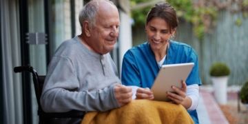 Apoyo de CaixaBank para solicitar las ayudas de la Ley de la Dependencia