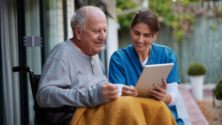 Apoyo de CaixaBank para solicitar las ayudas de la Ley de la Dependencia