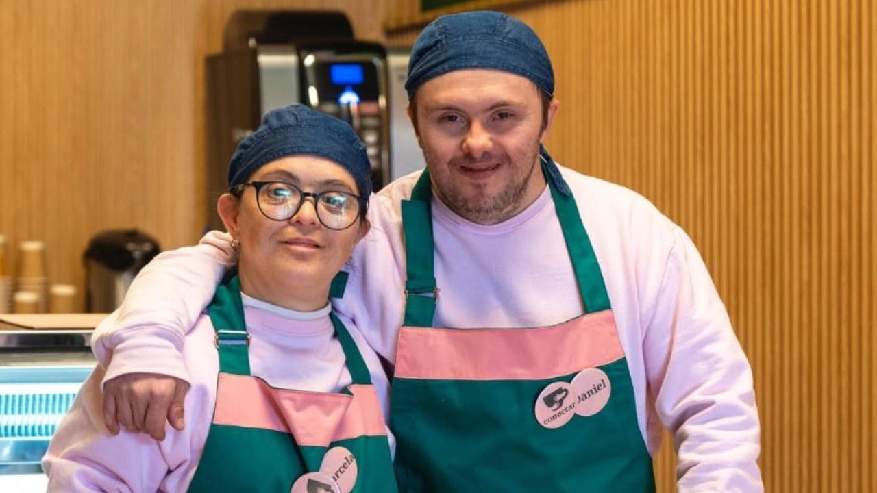 Trabajadores con síndrome de Down y discapacidad intelectual de la cafetería 'Conectar'