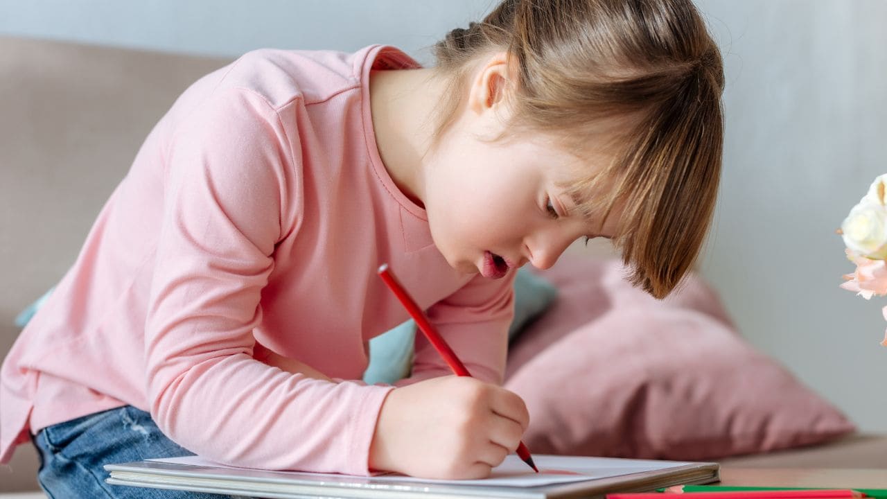 Niña con síndrome de Down dibujando