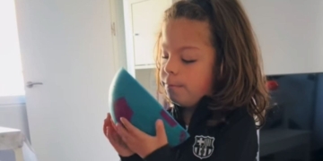 Romeo, niño ciego, con su nueva pelota de espuma con cascabeles