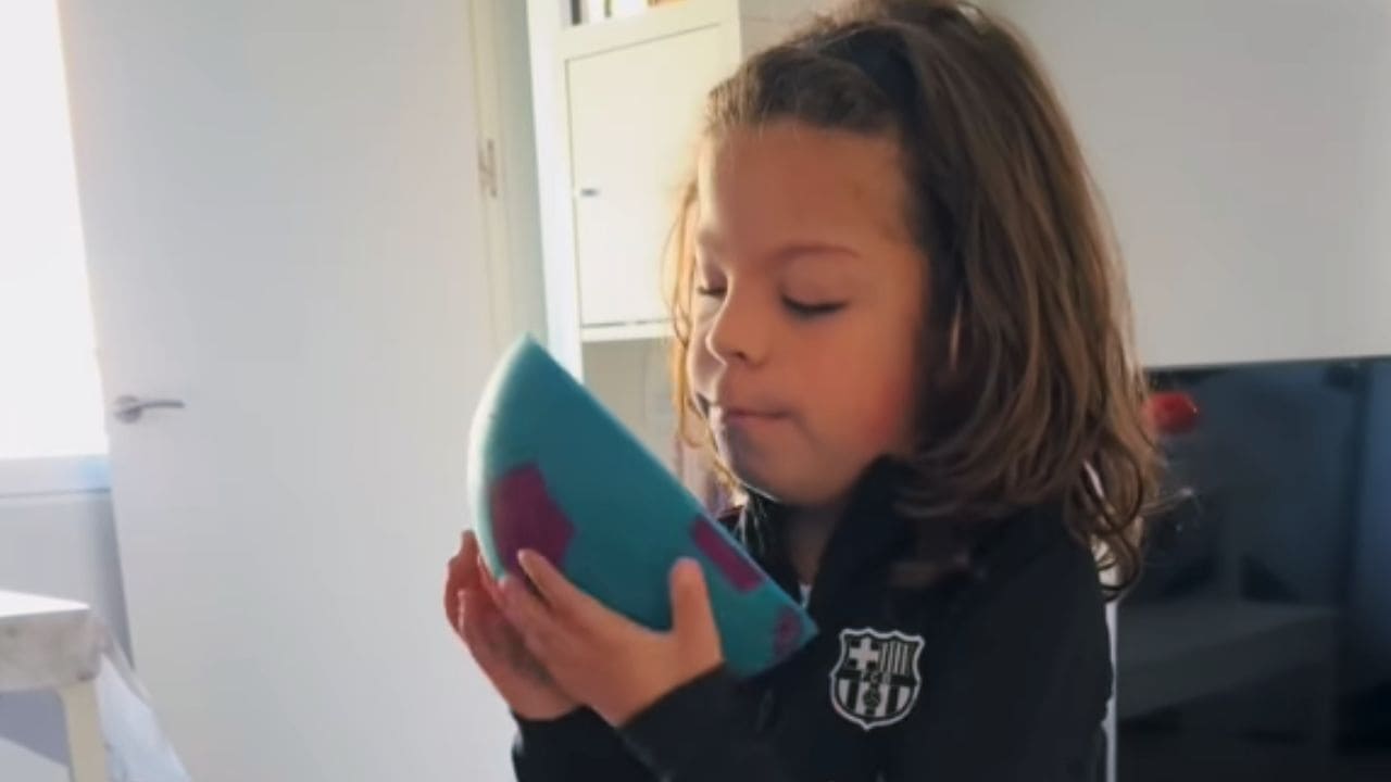 Lucía ‘fabrica’ una pelota de espuma con cascabeles para Romeo, su hijo ciego