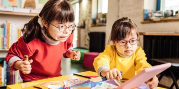 Niñas con síndrome de Down dibujando