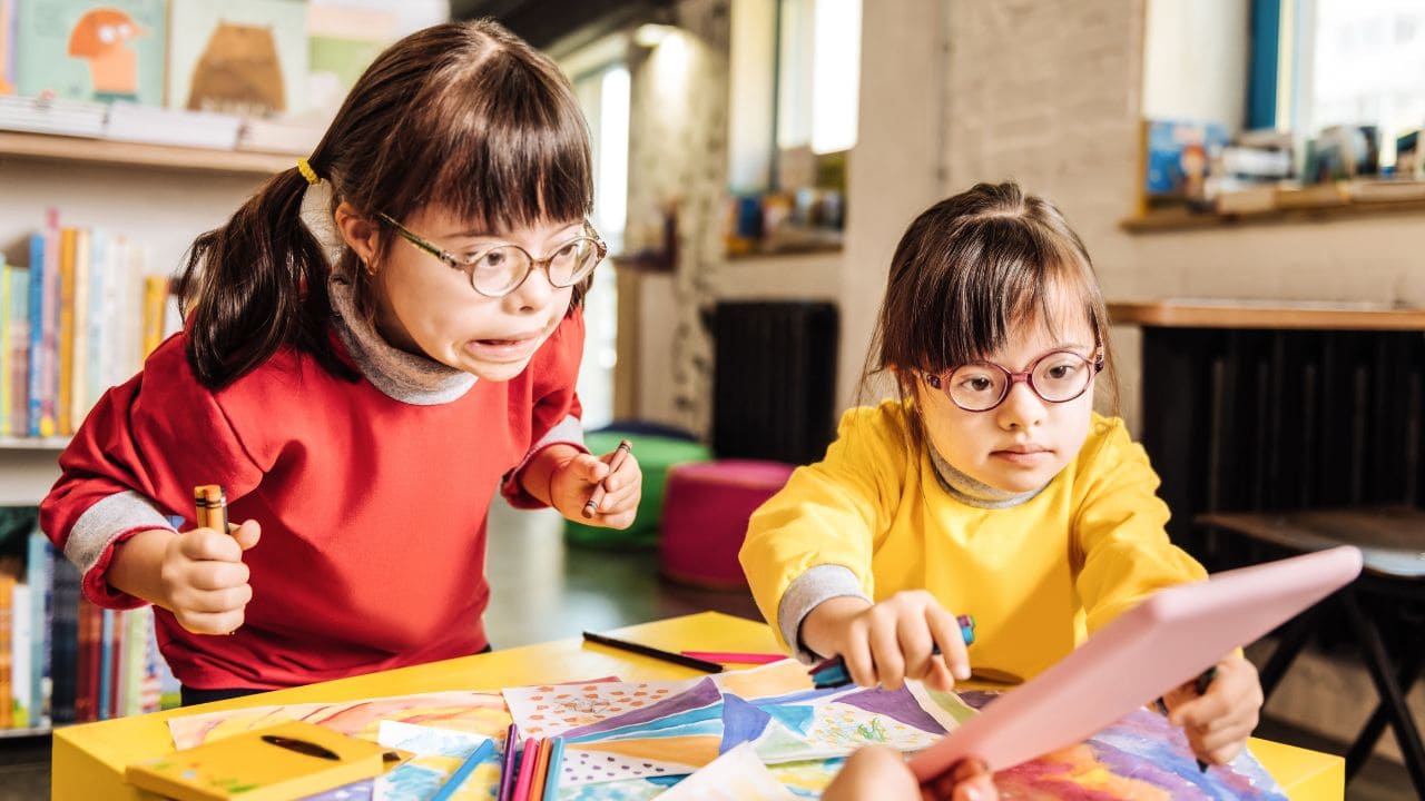 Niñas con síndrome de Down dibujando