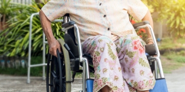 La Comunidad de Madrid reducirá los trámites y aumentará las prestaciones de dependencia