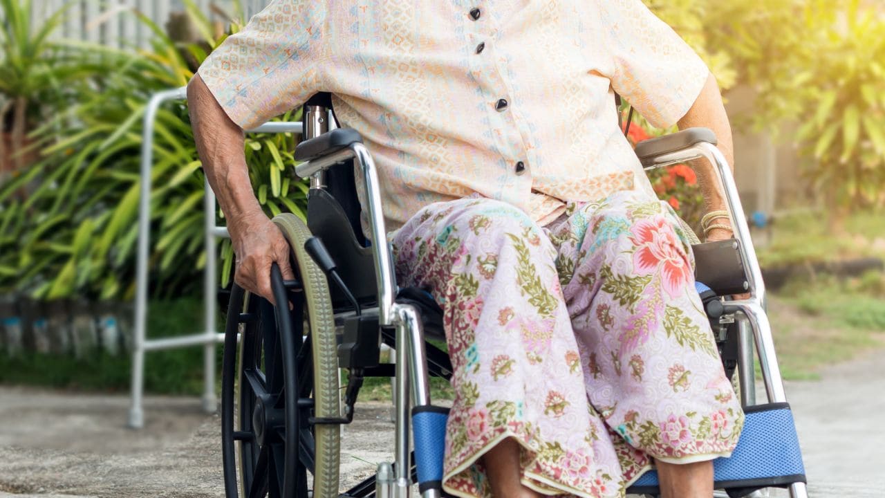 La Comunidad de Madrid reducirá los trámites y aumentará las prestaciones de dependencia